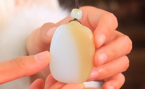 作品：和田玉糖白•平安牌